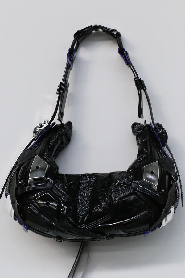 INNERRAUM small half -moon silver film bright black bag M02BXSLPU00